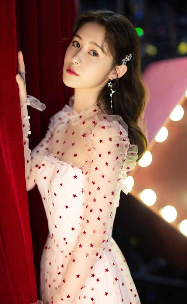 美女主持 梁田 星星图案长裙 优雅动人