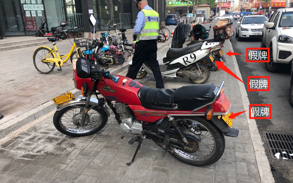 为此,民警在现场拍照取证之后,调来拖车依法将3辆假牌摩托车全部查扣