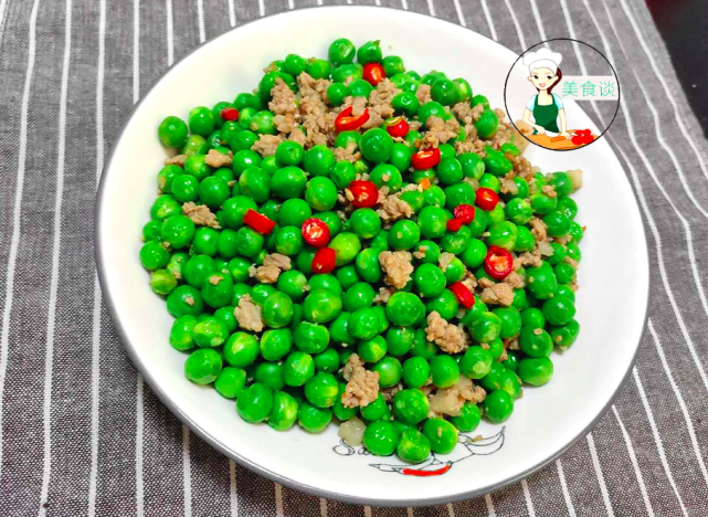豌豆炒肉沫就做好啦,这样炒出来的肉末鲜香入味,豌豆清香脆嫩,搭配上
