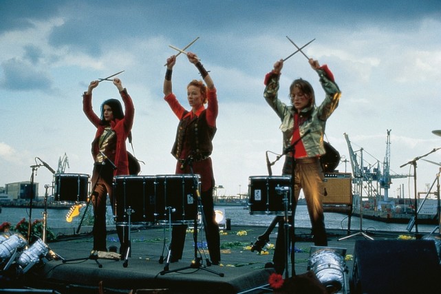 《碧波女贼》是由卡蒂娅·冯·加尼尔执导,乌维·威廉,卡蒂娅·冯