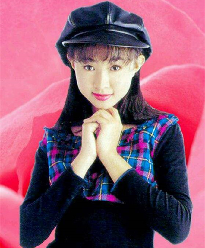 童年女神卓依婷晒照38岁仍皮肤紧致似少女被传死讯太无奈