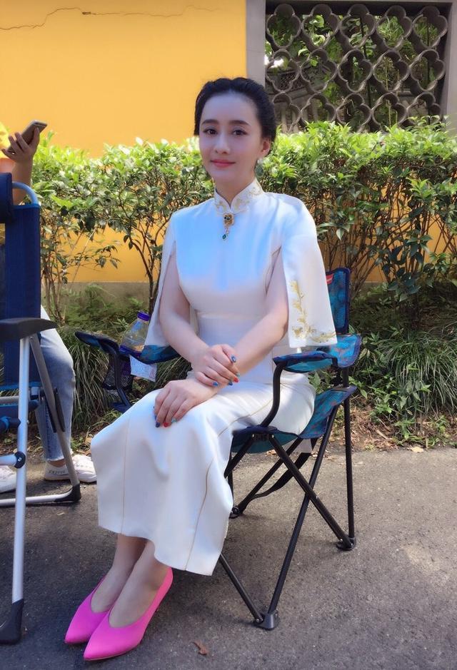 "琼瑶女郎"陈德容离婚,46岁依旧宛如少女,穿粉色纱裙美成仙