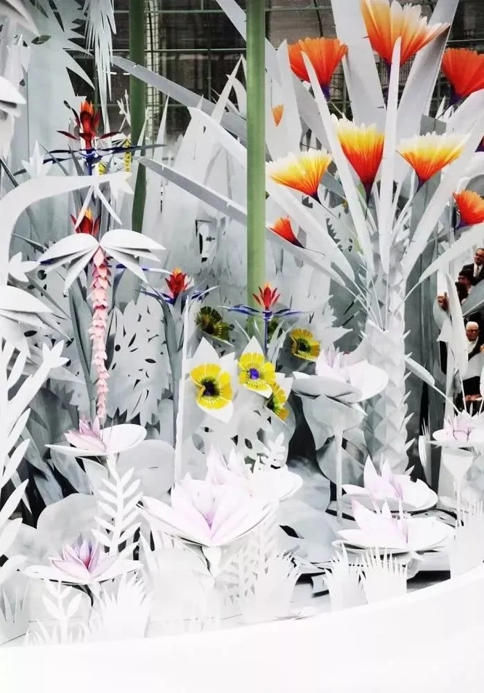 香奈儿秀场有多会玩 男模向纸花上浇水 纸花 居然开花了 腾讯新闻