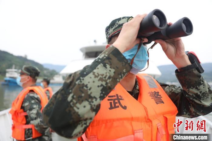 武警重庆市总队船艇支队"五一"劈波斩浪护航黄金水道