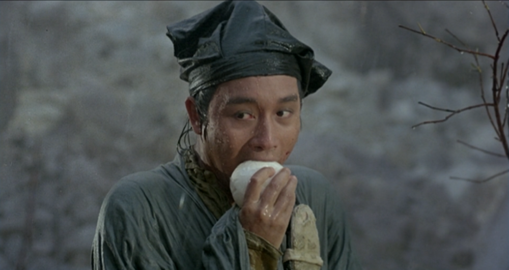 和87版一样,宁采臣的第一顿食物都是一个馒头.