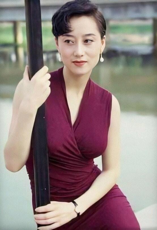 李连杰罕见晒妻子近照,58岁利智身材变形鼻沟纹明显,老到认不出