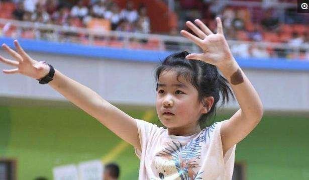 姚明9岁女儿姚沁蕾现身,身高逼近2米26父亲肩膀