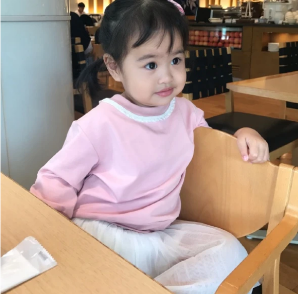 包贝尔女儿饺子成功"逆袭",五官长开后不输包文婧?