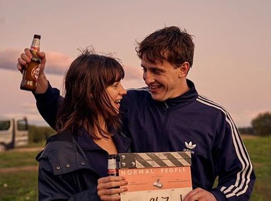 黛西与合作演员保罗分享甜蜜的幕后照片,两人十分有爱