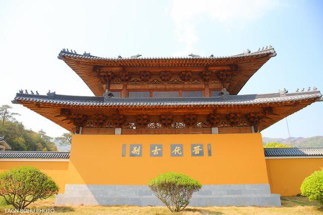 雪窦寺,古称雪窦资圣禅寺,天下禅宗十刹之一.