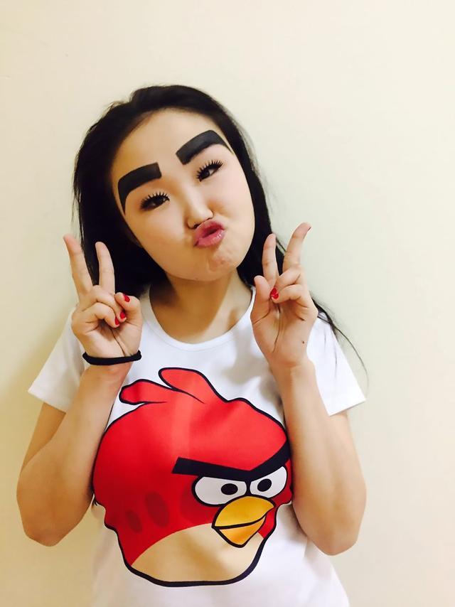 俄罗斯女子眉毛粗得辣眼睛,自称灵感源自愤怒的小鸟,吸粉过10万