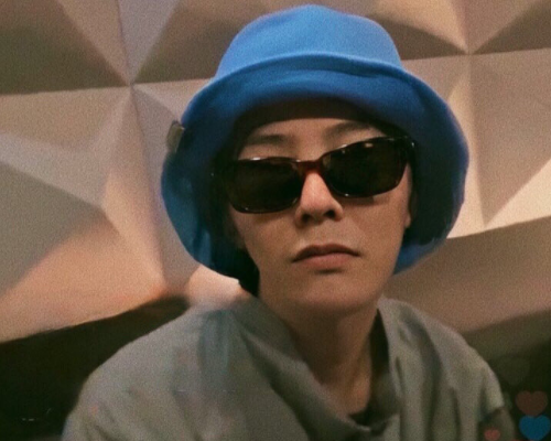 权志龙在jennie直播间出现五官棱角分明变瘦很多硬汉气质十足