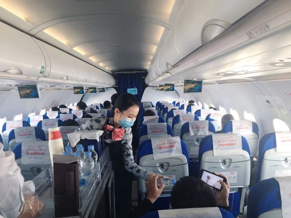 乘客乘坐飞机真实图片图片