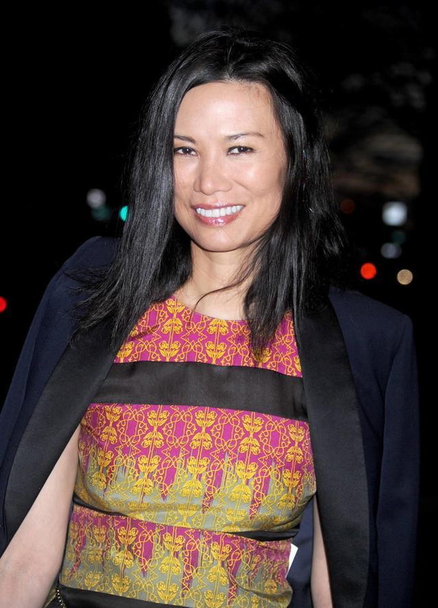 51岁邓文迪生活过得很滋味,穿拼色连衣裙配西装出席活动,美翻了