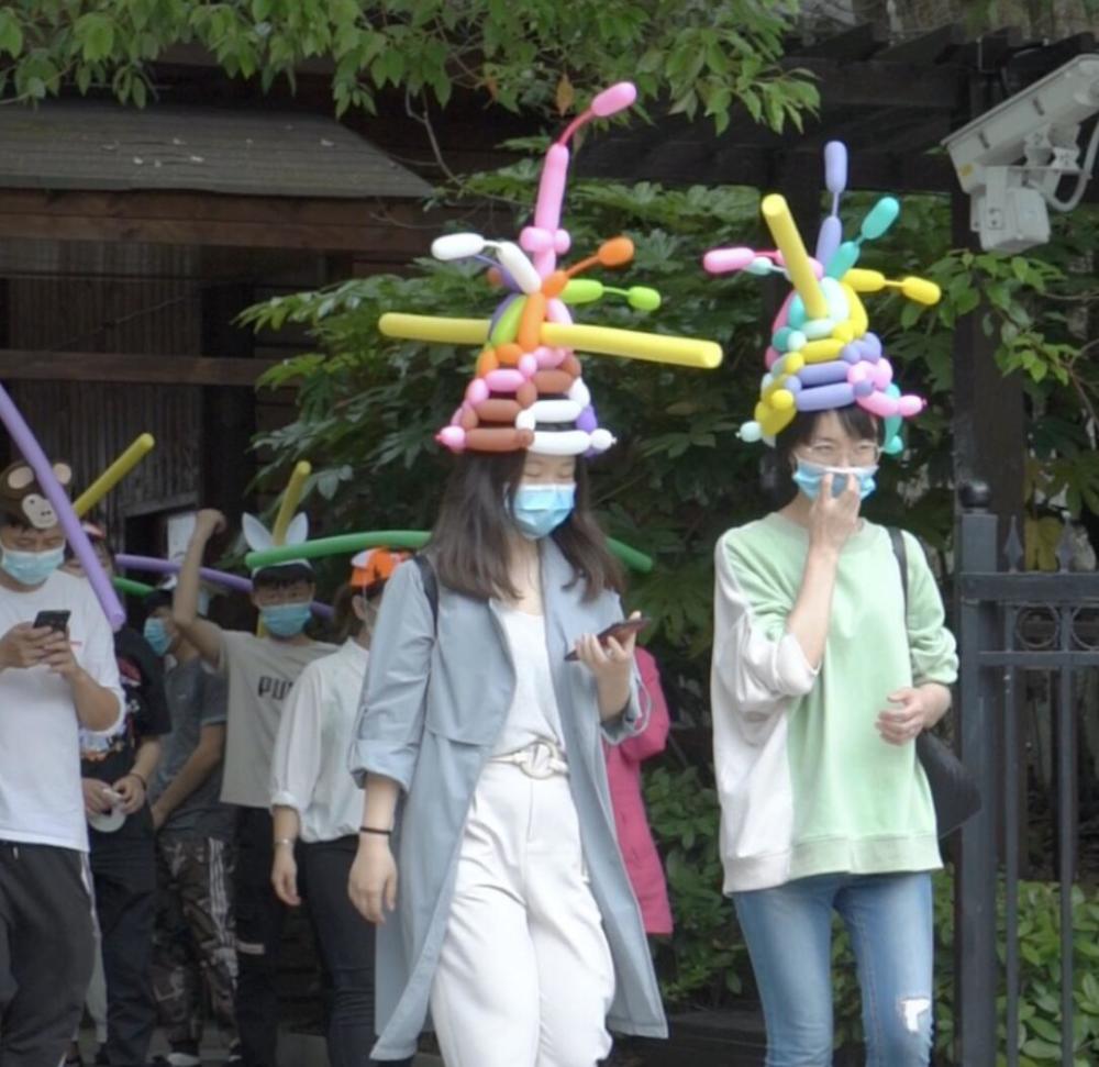 五一出游第一天,石牛寨景区游客戴"一米帽" 游玩