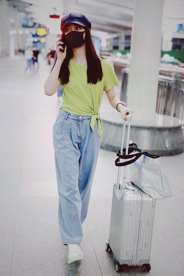 秦牛正威街拍:打结t恤高腰牛仔裤 mcq小白鞋清新少女