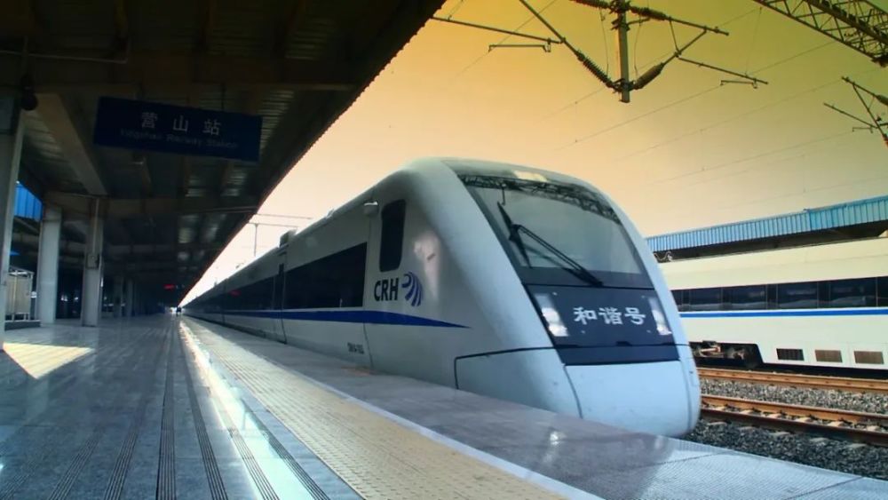 由"两铁路四高速""一国道四省道"和营山通用机场组成立体交通网络,东