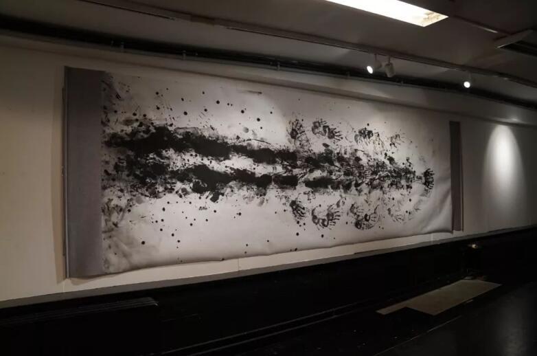 上图中墙上挂着的作品就是蒋涵萱的成品之作,我们通过这墨迹也能想象