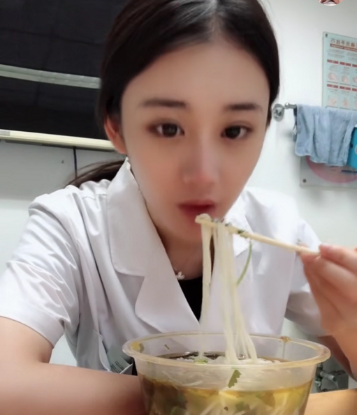 作为网红刘二狗的媳妇(以下简称狗嫂刘刘),狗嫂刘刘在比赛当晚的表现