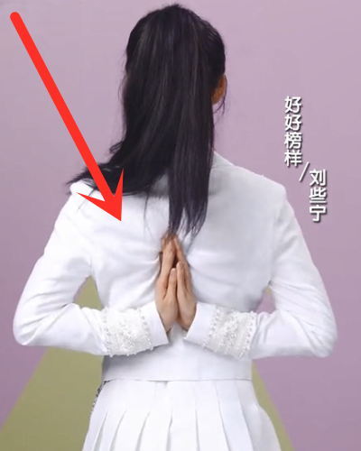 刘些宁挑战反方向"双手合十",看清她后背的弧度,一般人很难做到_腾讯