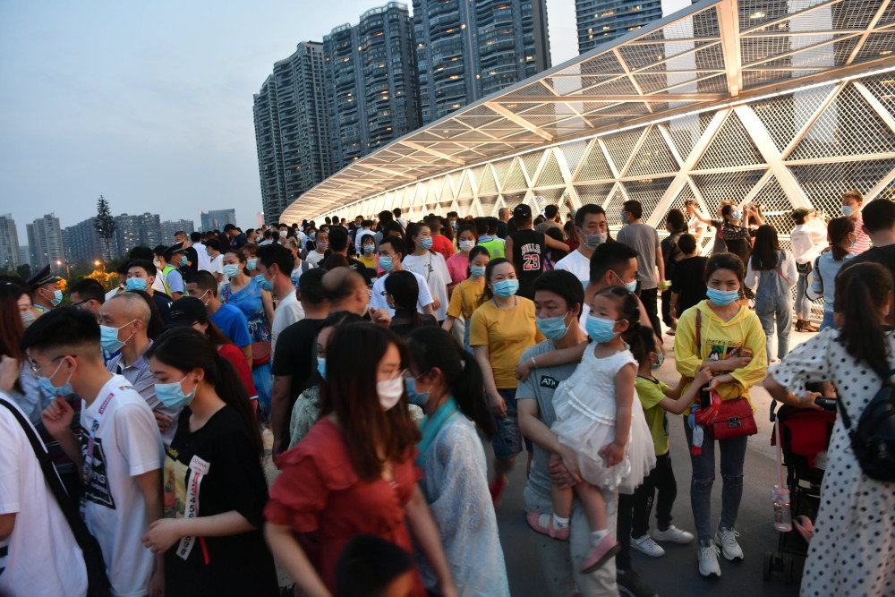 五一长假成都"最牛网红桥"人山人海,每天被上万人"挤瘫"