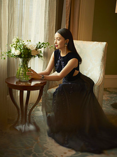 陶虹品味高雅,徐峥老婆居家插花,独自相处还穿黑色礼服