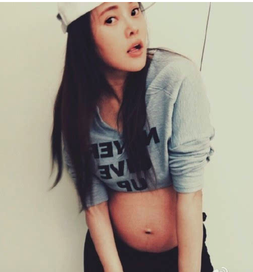 伊能静怀二胎显从容,昔日拍怀孕写真,秦昊不陪戴鸭舌帽开心对镜