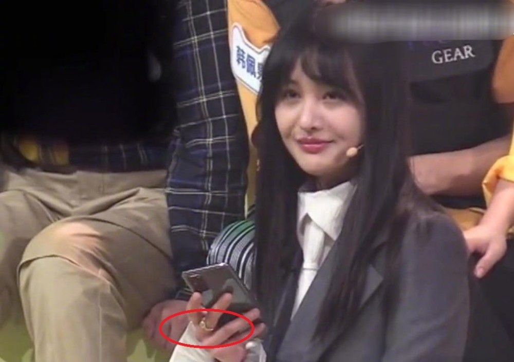 怪不得郑爽点赞周扬青分手最新路透照片中指戒指亮眼疑似找到更好的