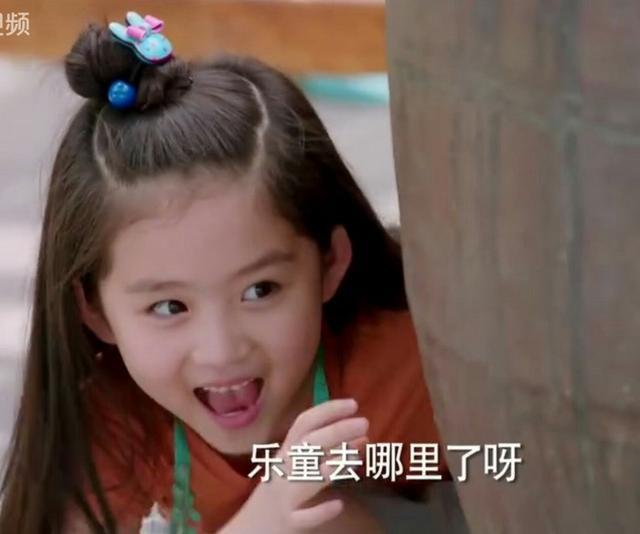 小乐童是由王亭文小姑娘扮演的,小小的她脸上的婴儿肥可爱又稚嫩,鬼灵