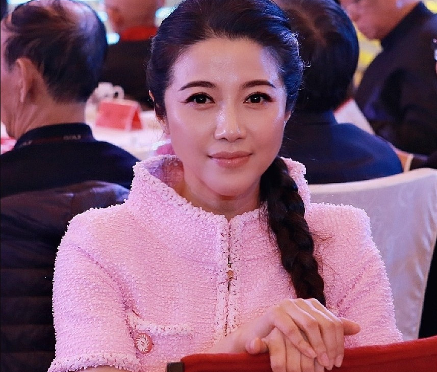 全国公映,本片讲述了颜丙燕所饰演的"女扁担"李宝莉跌宕起伏的一生