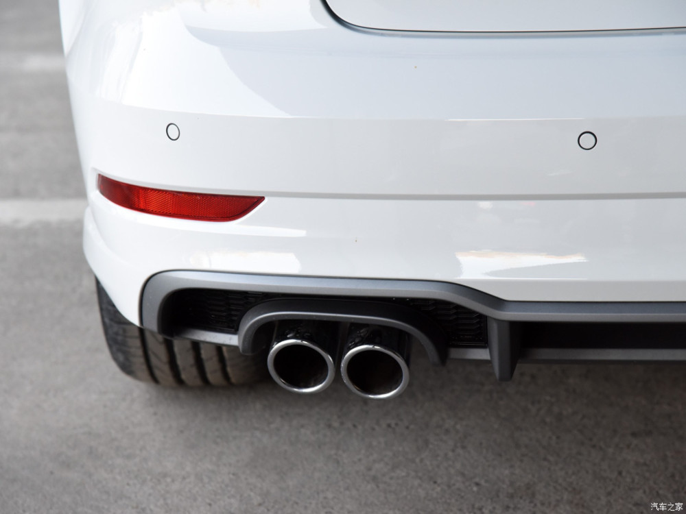 奥迪a4l它的小弟标配7个安全气囊84秒破百17万出头就能买