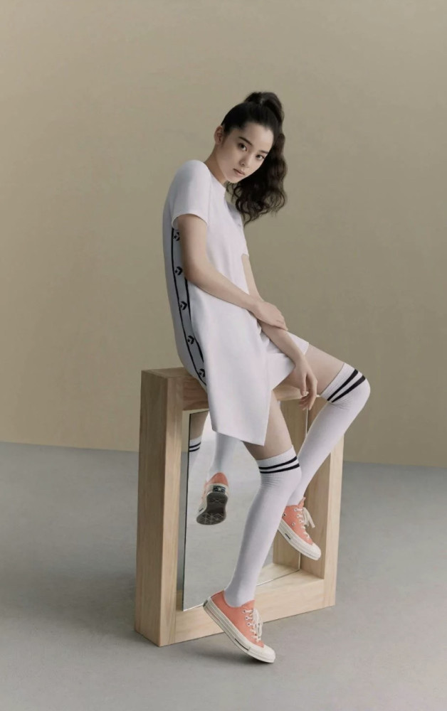 欧阳娜娜的"叠腿坐"火了,拍照不显腿粗,姐妹们学起来