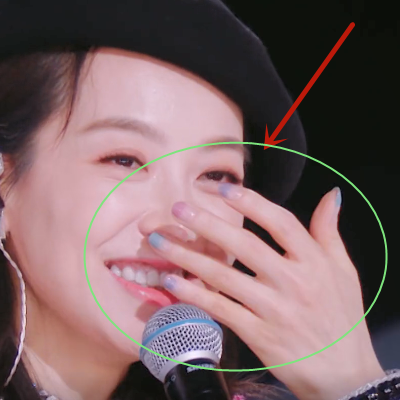 通过镜头,我们能够看到宋茜每个手指的颜色都不一样,大部分都是冷色系