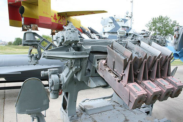 高射炮中的哈士奇美国28毫米芝加哥钢琴四联装高射炮