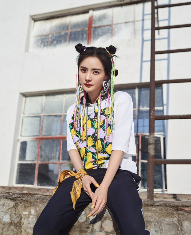 杨幂阿迪达斯广告新图曝光扎小揪揪造型像一个酷酷小太妹