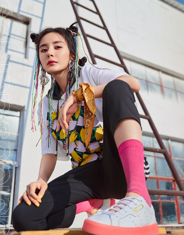 杨幂阿迪达斯广告新图曝光!扎小揪揪造型像一个酷酷小太妹
