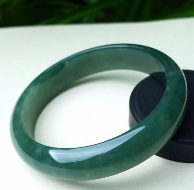 油青种翡翠已经成了市场新宠,你还在嫌弃它档次不够高?