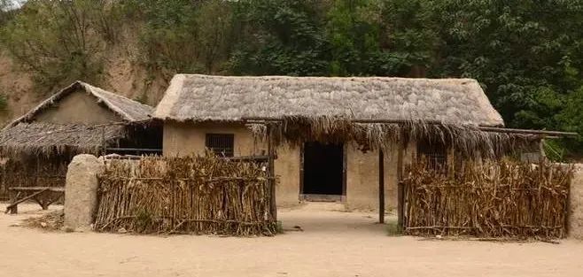 "拉合辫"的茅草房