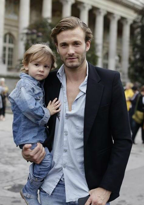 在老佛爷的葬礼上,brad kroenig和儿子也纷纷现身,父子俩身穿黑色的