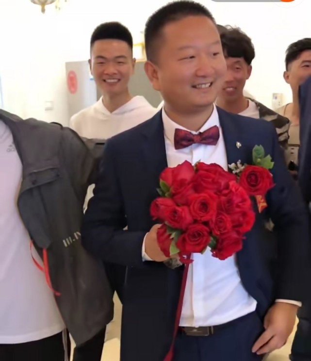 giao哥婚礼现场还不忘看手机满满的商业气息接亲时岳父一脸的不满意