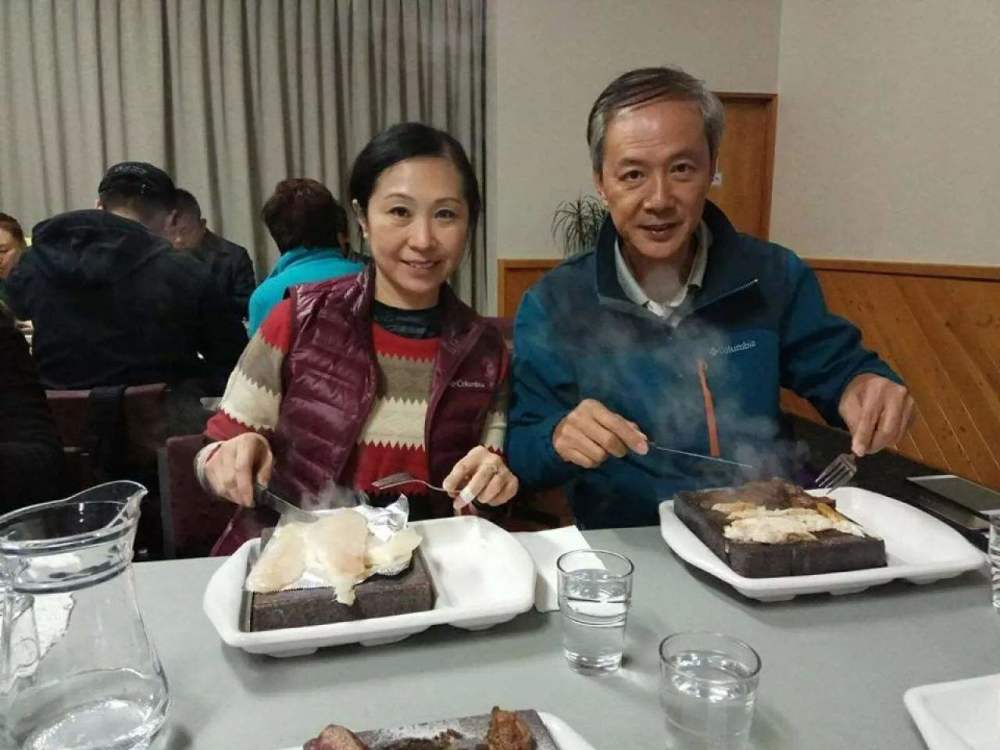 老戏骨|64岁老戏骨庆祝结婚2周年！两人黄昏恋加起来123岁，比偶像剧还甜