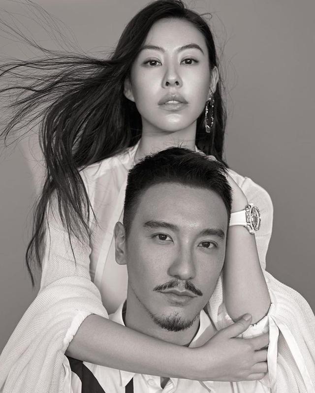 王阳明携妻子拍杂志封面两人甜蜜相依蔡诗芸产后身材恢复如初