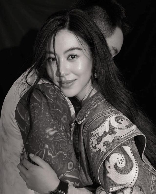 王阳明携妻子拍杂志封面两人甜蜜相依蔡诗芸产后身材恢复如初