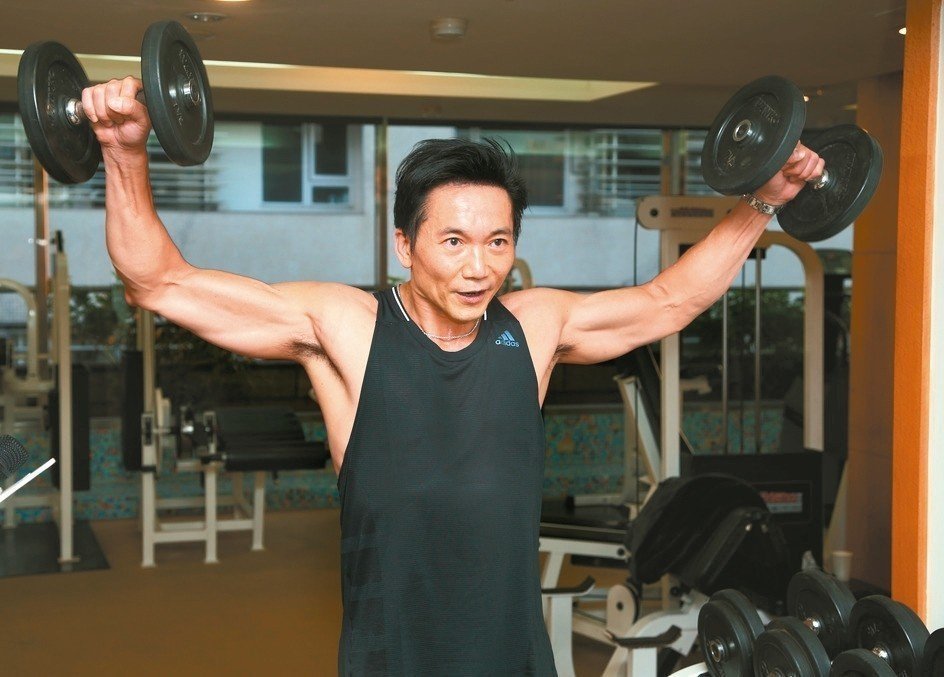 硬汉邹兆龙陪妻女洛杉矶居家防疫当煮夫做蛋糕