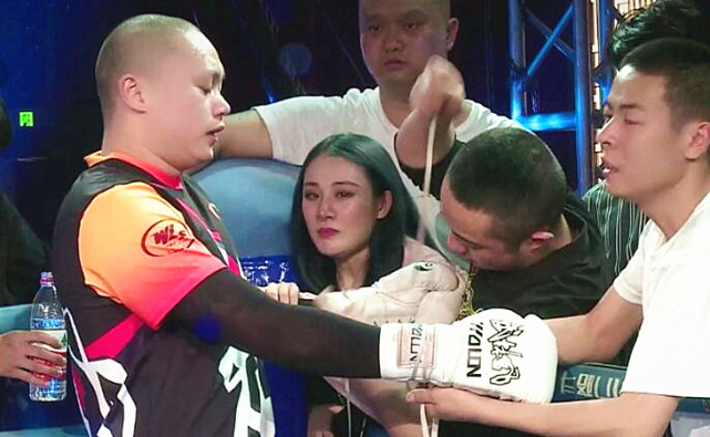 一龙"ko"刘二狗,刘妻台下痛哭,网友:别拿爱好挑战别人饭碗