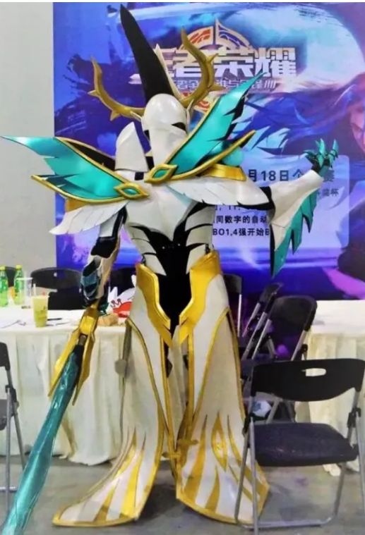 凯皇被15岁的小哥哥cos,手里的大刀比腿都要长,网友,这谁能吃得消?