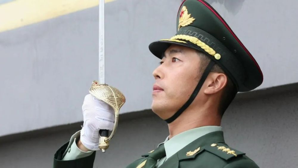 仪仗兵郝卫坚一举一动代表国家尊严