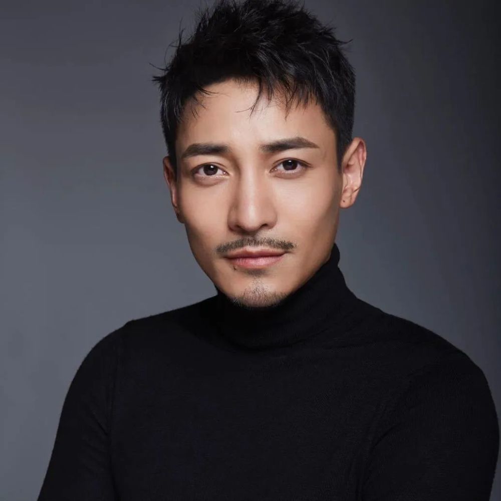 因其出色的唱功和帅气的外表最终以百万票的绝对优势获得"梦想中国"总