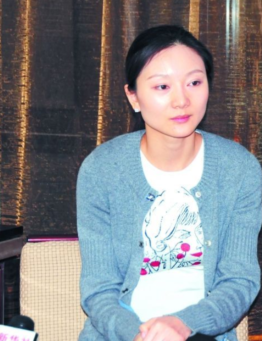 当年嫁给50岁张艺谋生下三个孩子直言不后悔的19岁陈婷如今过得怎样