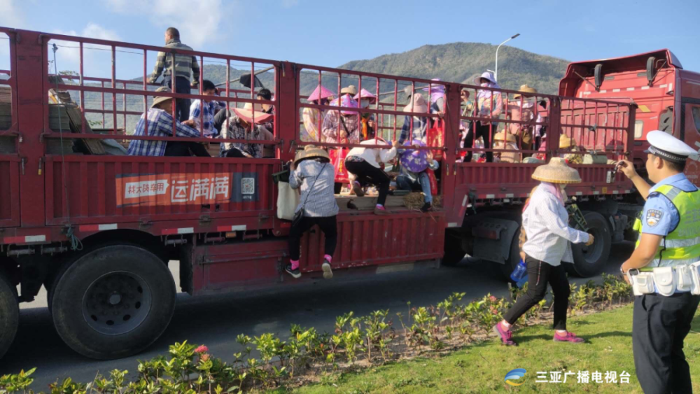 后车厢里有35人!一货车违规载人被三亚交警查获